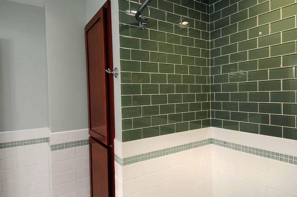 Пример оригинального дизайна: маленькая детская ванная комната в стиле модернизм с фасадами островного типа, темными деревянными фасадами, ванной в нише, душем над ванной, раздельным унитазом, белой плиткой, стеклянной плиткой, серыми стенами и шторкой для ванной для на участке и в саду