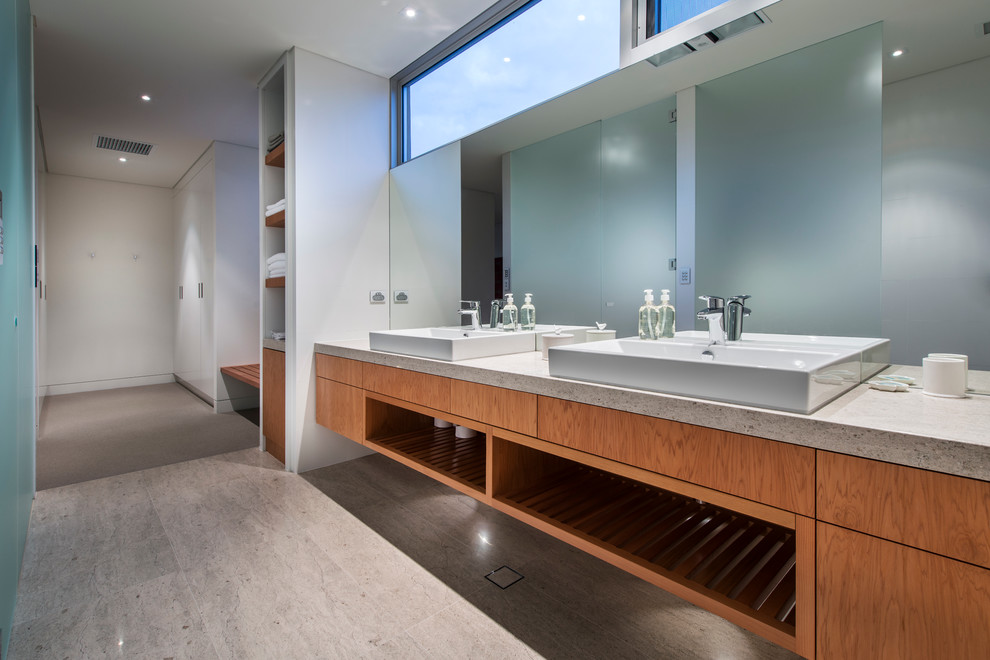 Modernes Duschbad mit Aufsatzwaschbecken, flächenbündigen Schrankfronten, hellbraunen Holzschränken, bodengleicher Dusche, weißer Wandfarbe, Quarzwerkstein-Waschtisch und Travertin in Perth