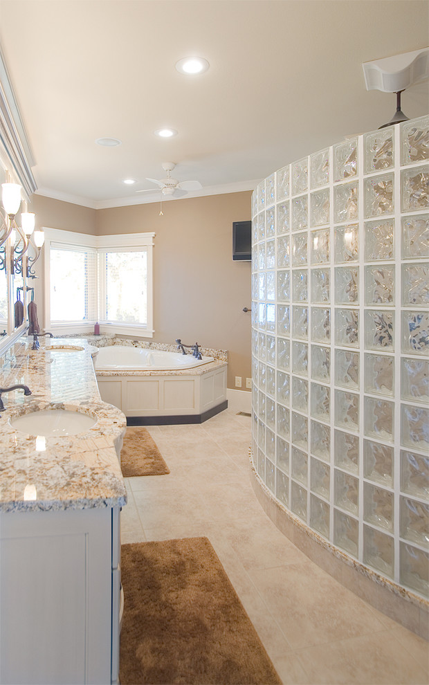 Diseño de cuarto de baño principal rústico grande con encimera de granito, bañera esquinera, ducha abierta, paredes beige y suelo de baldosas de cerámica