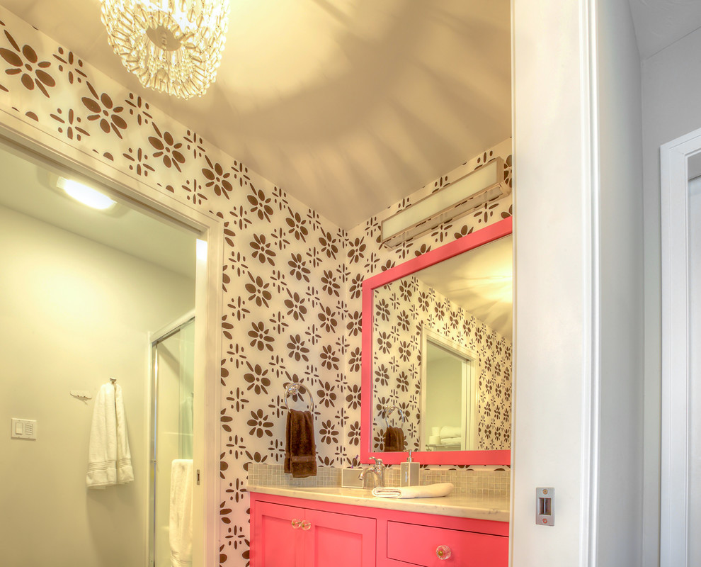 Идея дизайна: главная ванная комната среднего размера в классическом стиле с фасадами в стиле шейкер, душем в нише, белой плиткой, белыми стенами и врезной раковиной