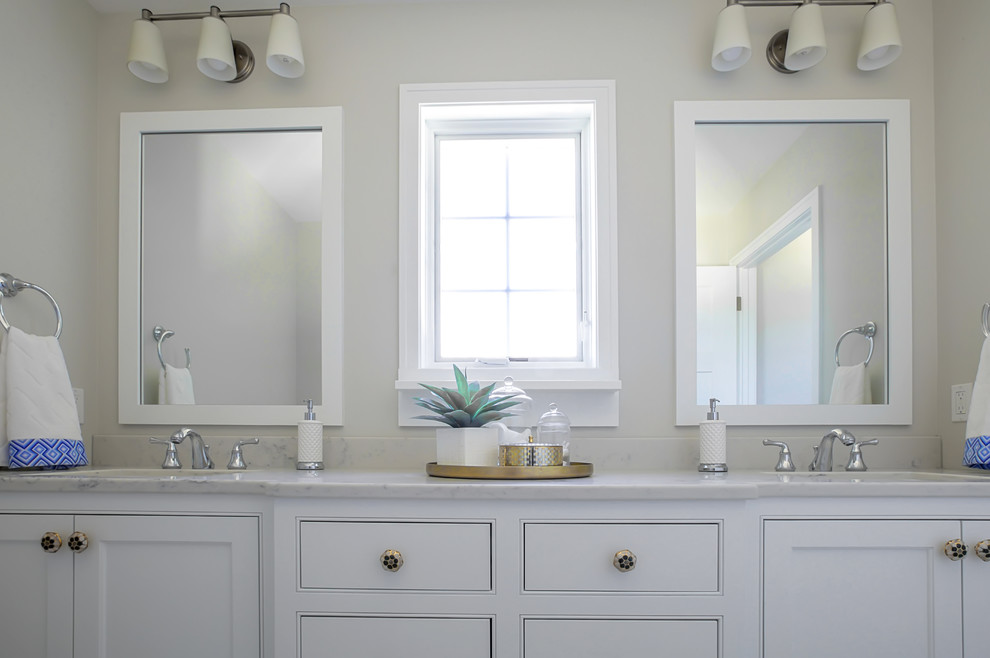 Foto de cuarto de baño principal clásico de tamaño medio con armarios estilo shaker, puertas de armario blancas, baldosas y/o azulejos blancos, paredes blancas, lavabo bajoencimera y encimera de acrílico
