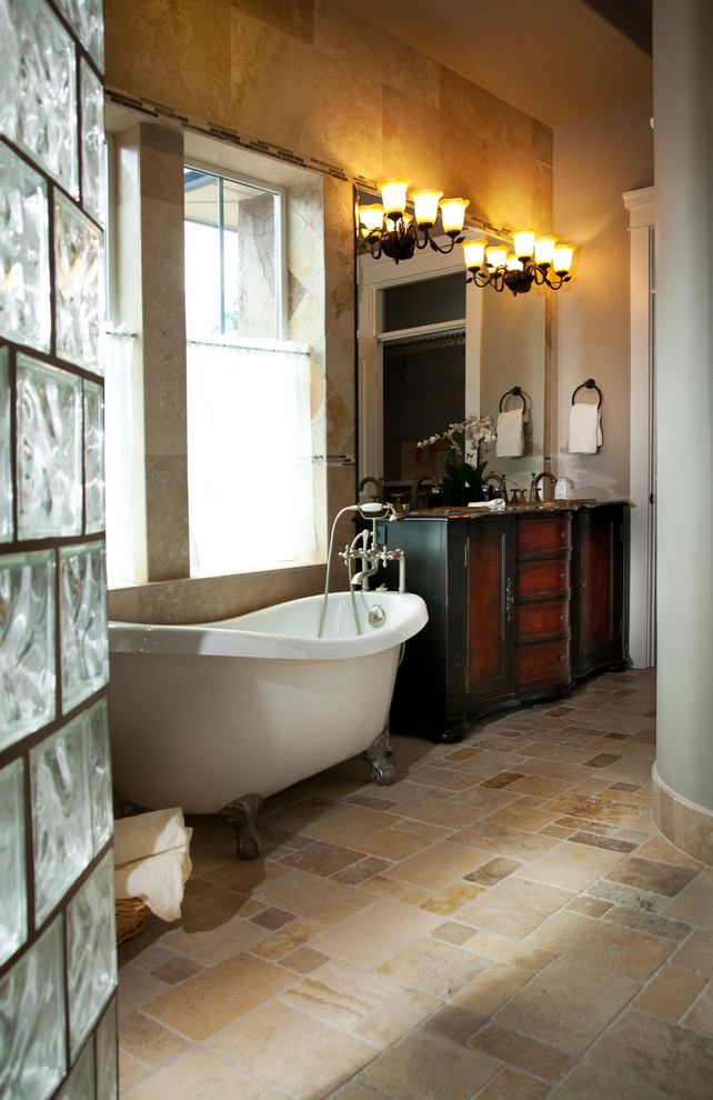 Idéer för att renovera ett mellanstort vintage en-suite badrum, med ett nedsänkt handfat, möbel-liknande, skåp i mörkt trä, granitbänkskiva, ett badkar med tassar, en öppen dusch, en toalettstol med hel cisternkåpa, beige kakel, stenkakel, flerfärgade väggar och travertin golv
