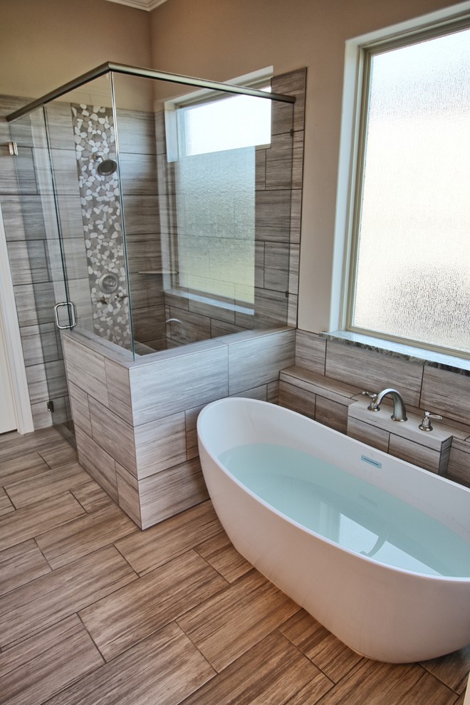 Exempel på ett stort klassiskt en-suite badrum, med luckor med upphöjd panel, grå skåp, ett fristående badkar, en hörndusch, en toalettstol med separat cisternkåpa, ett undermonterad handfat, flerfärgad kakel, mosaik, beige väggar, vinylgolv och granitbänkskiva