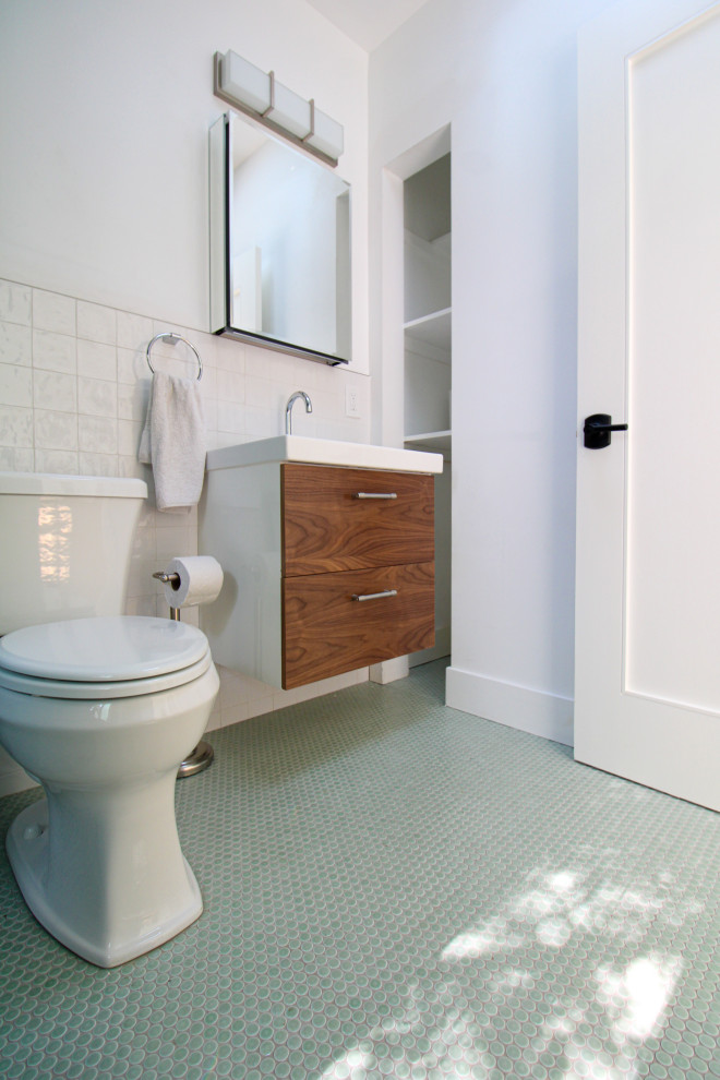 Idéer för mellanstora funkis vitt badrum med dusch, med släta luckor, bruna skåp, en dusch i en alkov, en toalettstol med separat cisternkåpa, grön kakel, ett nedsänkt handfat, granitbänkskiva, med dusch som är öppen, keramikplattor, vita väggar, klinkergolv i keramik och grönt golv