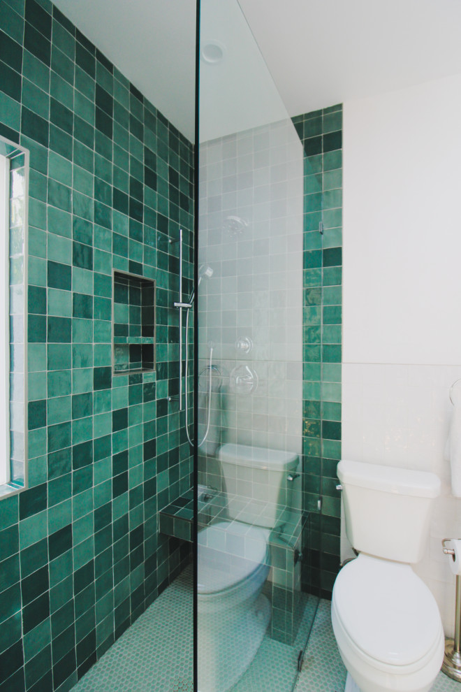На фото: ванная комната среднего размера в стиле модернизм с плоскими фасадами, коричневыми фасадами, душем в нише, раздельным унитазом, зеленой плиткой, душевой кабиной, накладной раковиной, столешницей из гранита, открытым душем, белой столешницей, тумбой под одну раковину, красными стенами, полом из мозаичной плитки, сиденьем для душа, керамической плиткой, зеленым полом и встроенной тумбой с