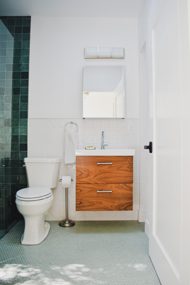 Idée de décoration pour une salle de bain design en bois clair de taille moyenne avec un placard à porte plane, WC séparés, un carrelage blanc, des carreaux de béton, un mur blanc, un sol en carrelage de terre cuite, un lavabo posé, un plan de toilette en granite, aucune cabine, un banc de douche, meuble simple vasque, meuble-lavabo suspendu, un sol gris et un plan de toilette blanc.