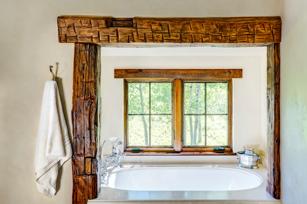 Inspiration för ett stort rustikt en-suite badrum, med ett badkar i en alkov, beige väggar och klinkergolv i porslin