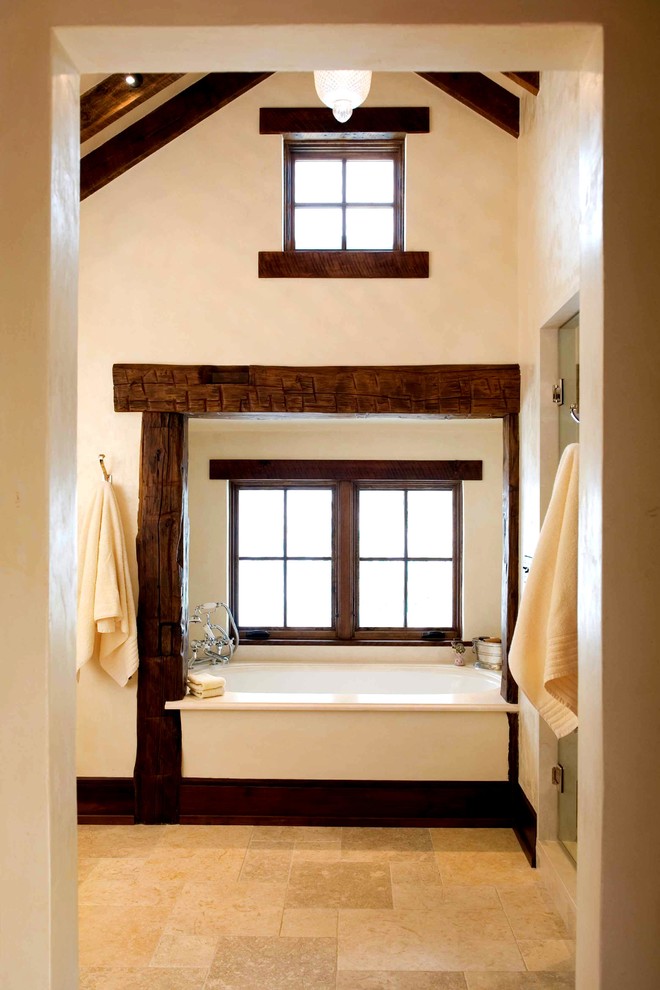 Пример оригинального дизайна: большая главная ванная комната в стиле рустика с ванной в нише, душем в нише, бежевыми стенами и полом из керамогранита