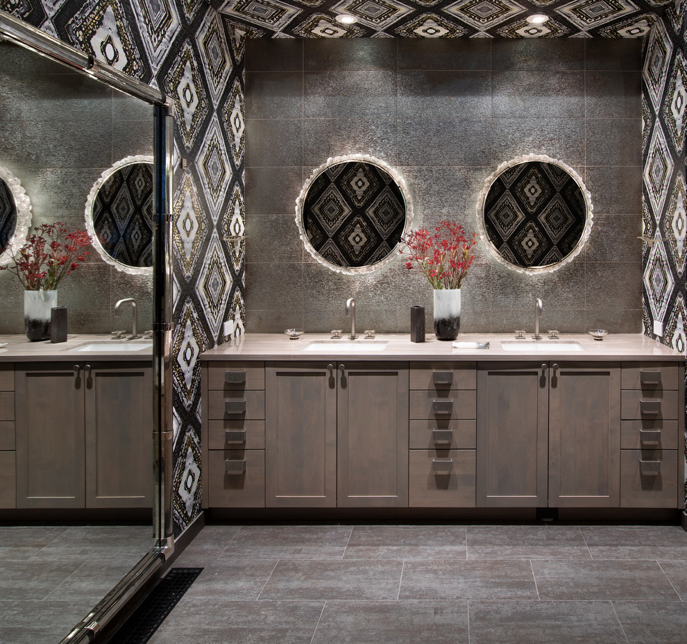 На фото: главная ванная комната в стиле рустика с фасадами в стиле шейкер, темными деревянными фасадами, металлической плиткой, разноцветными стенами, врезной раковиной, коричневым полом и бежевой столешницей