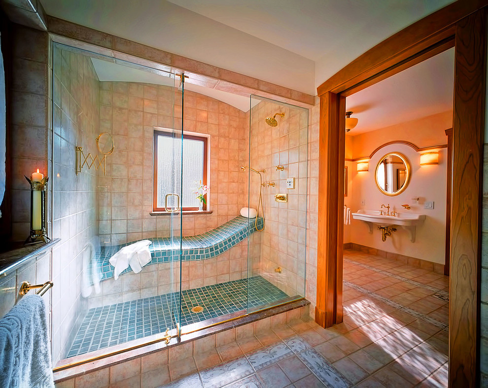 Foto di una grande stanza da bagno padronale bohémian con doccia alcova, pareti beige, pavimento con piastrelle in ceramica, lavabo sospeso, pavimento beige, porta doccia scorrevole e panca da doccia