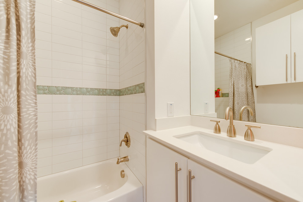 Ispirazione per una stanza da bagno contemporanea con ante lisce, vasca ad alcova, piastrelle bianche, doccia con tenda e top bianco