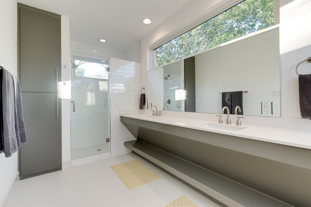 ダラスにあるコンテンポラリースタイルのおしゃれな浴室 (アンダーカウンター洗面器、白いタイル、サブウェイタイル) の写真