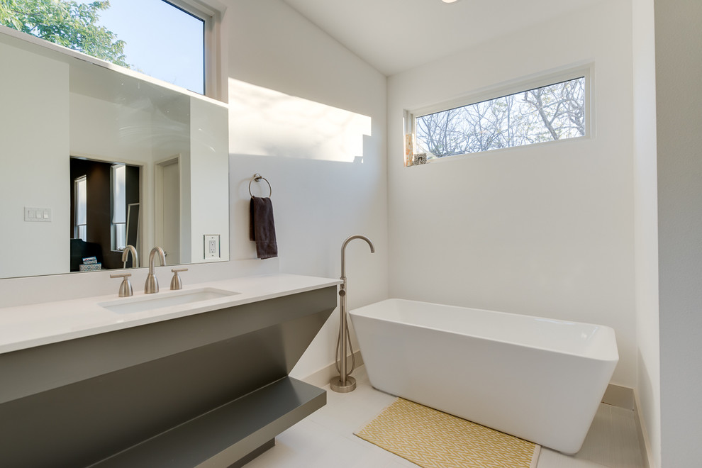 ダラスにあるコンテンポラリースタイルのおしゃれな浴室 (置き型浴槽、白い洗面カウンター) の写真