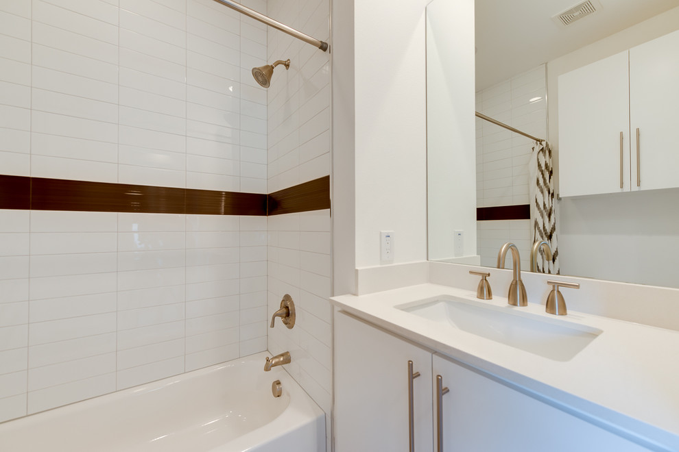Diseño de cuarto de baño actual con armarios con paneles lisos, puertas de armario blancas, ducha con cortina y encimeras blancas