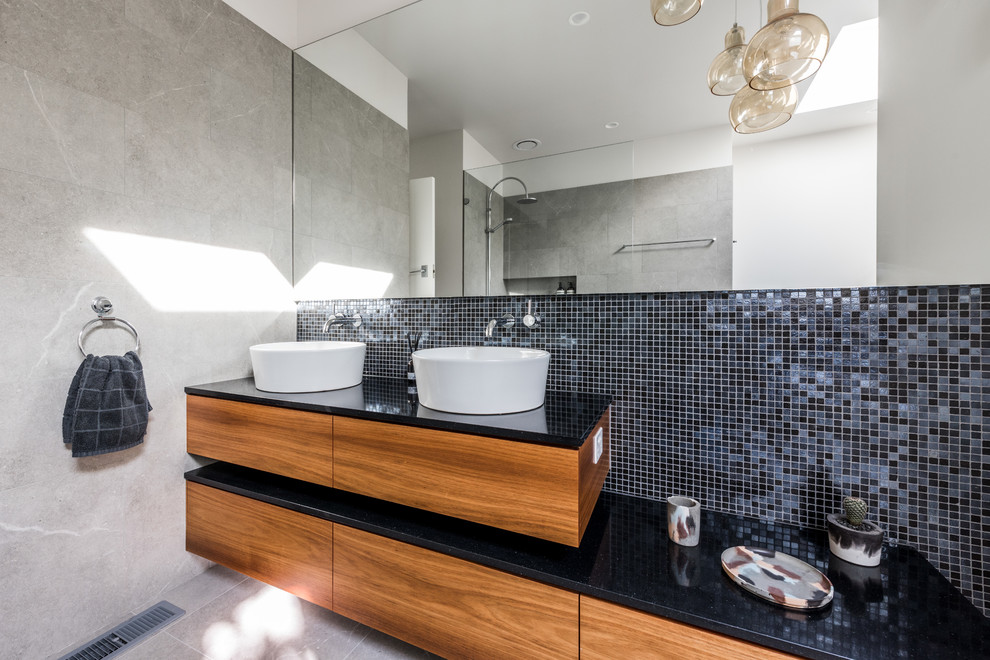 Foto de cuarto de baño principal minimalista con bañera exenta, ducha abierta, paredes multicolor, suelo de baldosas de cerámica y lavabo sobreencimera