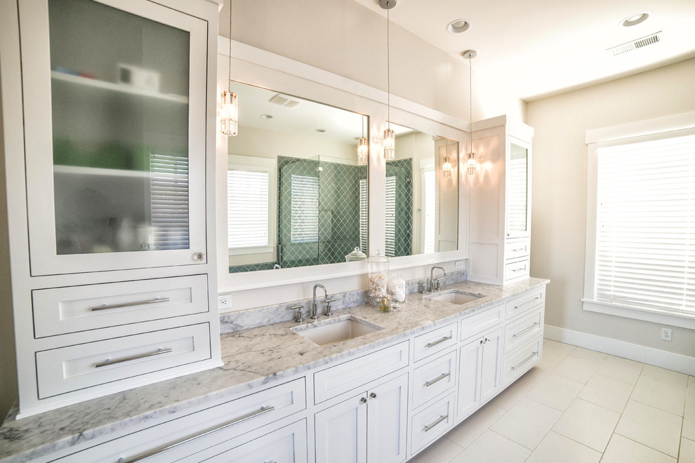 Exempel på ett stort klassiskt en-suite badrum, med ett undermonterad handfat, släta luckor, vita skåp, marmorbänkskiva, ett platsbyggt badkar, en öppen dusch, vit kakel, keramikplattor, grå väggar och klinkergolv i keramik