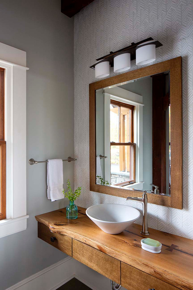 Inspiration pour une petite salle de bain chalet en bois brun avec un placard en trompe-l'oeil, WC à poser, un carrelage vert, un carrelage en pâte de verre, un mur vert, un sol en marbre, une vasque, un plan de toilette en bois, un sol gris et un plan de toilette marron.