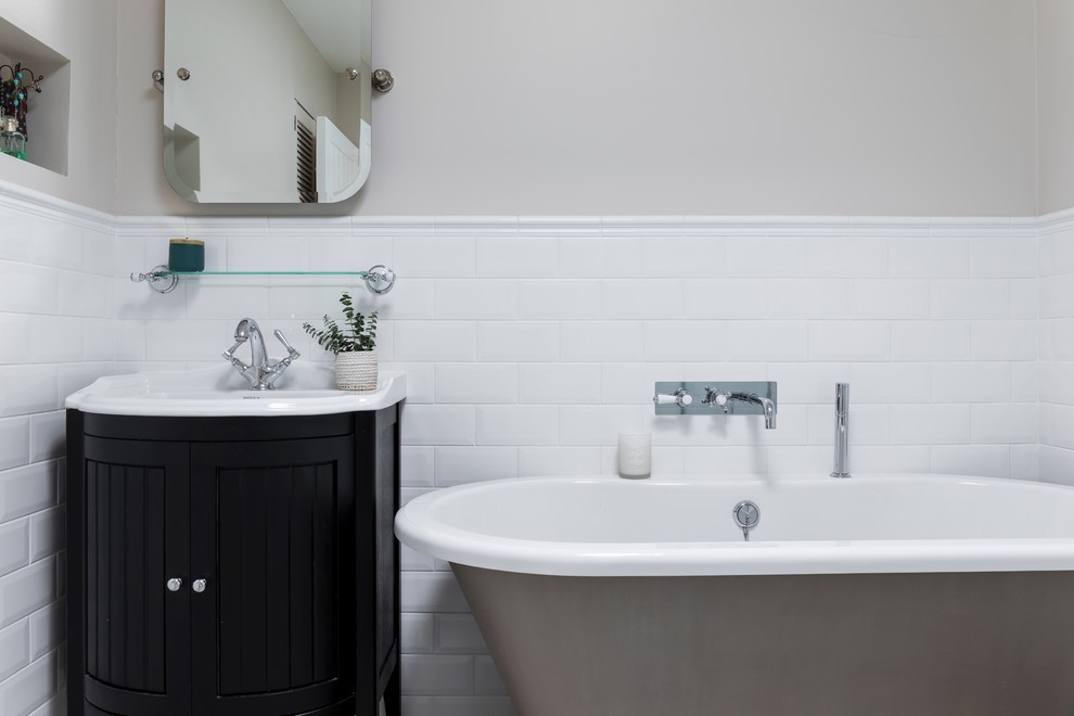 Diseño de cuarto de baño principal tradicional con bañera exenta, ducha esquinera y suelo de baldosas de porcelana