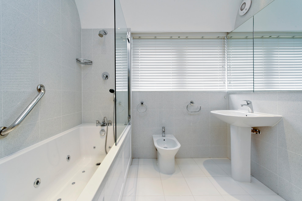 Inspiration för mellanstora moderna en-suite badrum, med ett platsbyggt badkar, en dusch/badkar-kombination, grå kakel, keramikplattor, vita väggar, klinkergolv i keramik, ett piedestal handfat, vitt golv och dusch med gångjärnsdörr