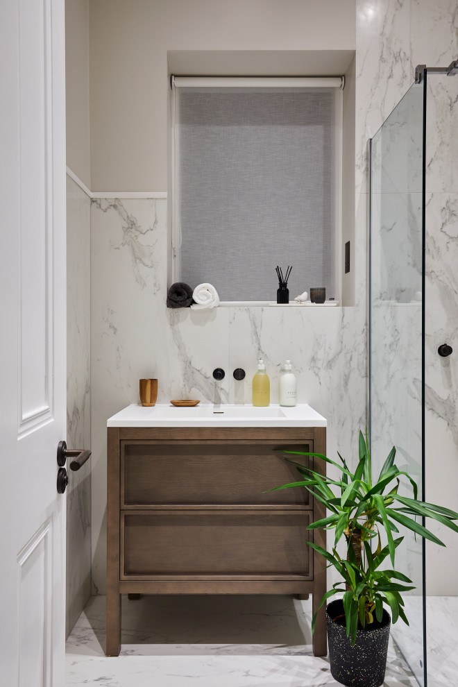Diseño de cuarto de baño único y de pie actual con armarios estilo shaker, puertas de armario de madera en tonos medios, baldosas y/o azulejos blancos, paredes grises, lavabo bajoencimera, suelo blanco y encimeras blancas
