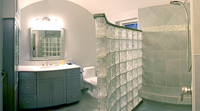 Imagen de cuarto de baño actual con armarios estilo shaker, puertas de armario azules, ducha empotrada, lavabo bajoencimera, encimera de mármol y ducha abierta