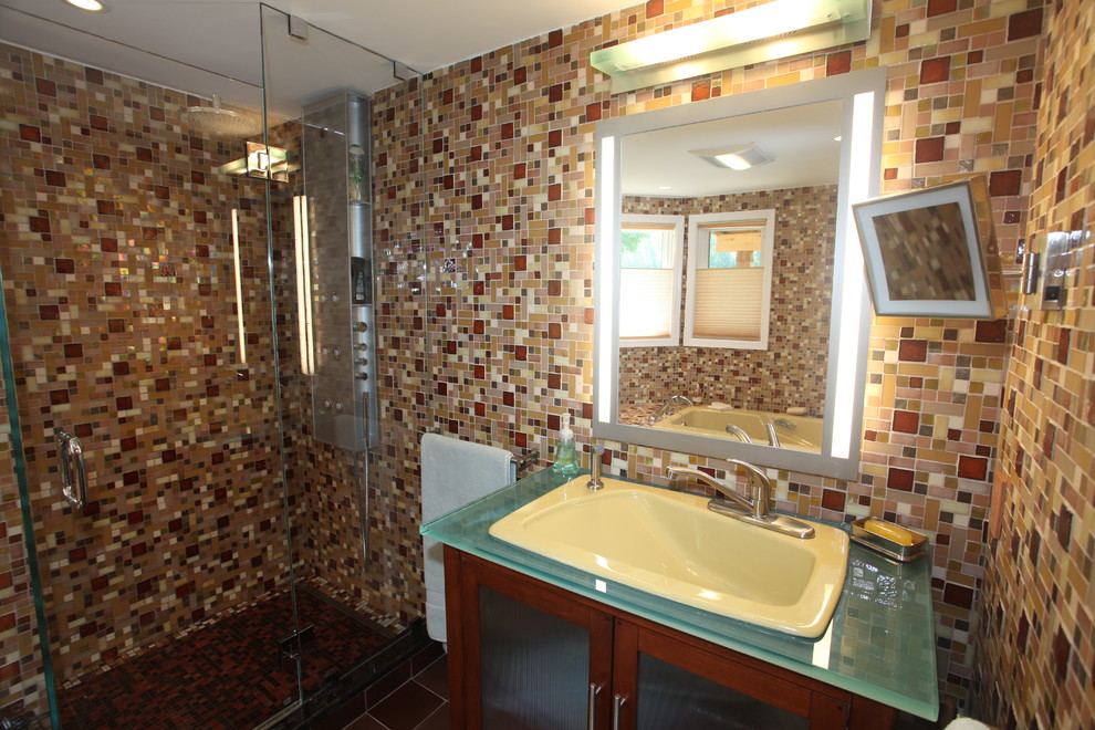 Ispirazione per una grande stanza da bagno padronale design con piastrelle marroni, piastrelle di vetro, pareti marroni e pavimento con piastrelle in ceramica