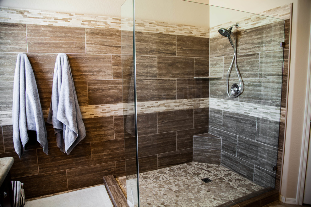 Ispirazione per una stanza da bagno classica di medie dimensioni con ante con bugna sagomata, ante in legno bruno, doccia ad angolo, pareti blu, pavimento con piastrelle in ceramica, lavabo sottopiano e top in granito