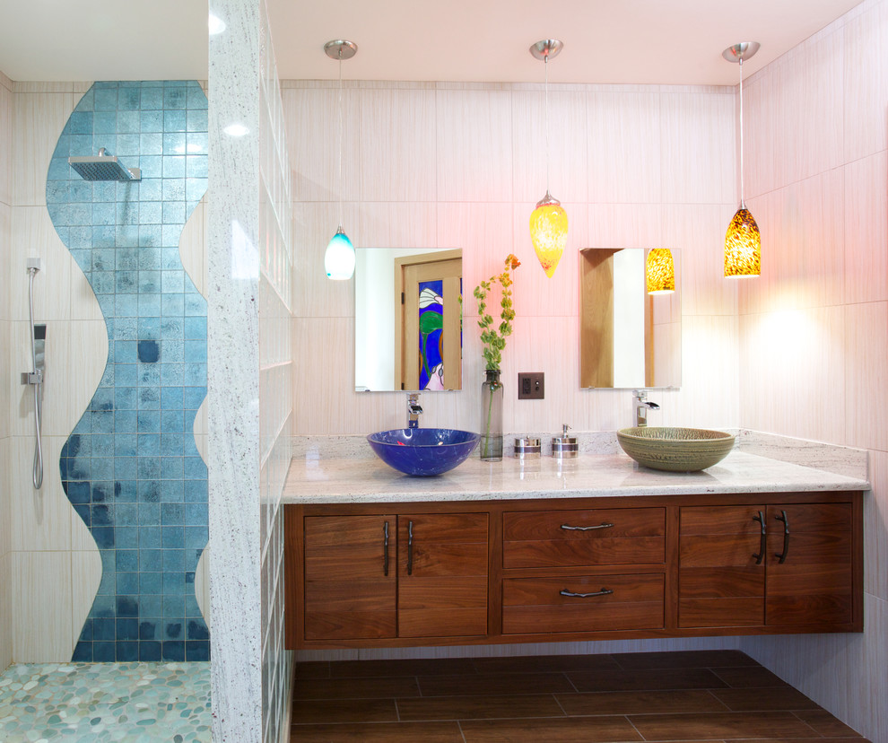Diseño de cuarto de baño principal actual con ducha empotrada, lavabo sobreencimera, armarios con paneles lisos, baldosas y/o azulejos azules y puertas de armario de madera en tonos medios