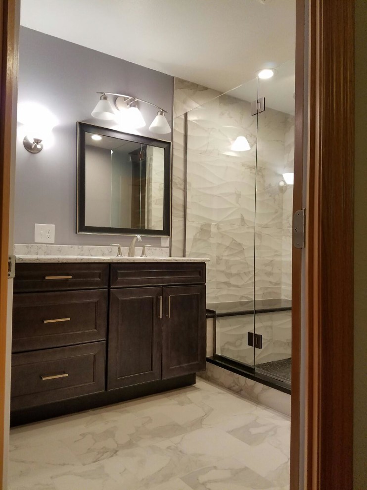 Exempel på ett mellanstort klassiskt en-suite badrum, med skåp i shakerstil, skåp i mörkt trä, en hörndusch, en toalettstol med separat cisternkåpa, vit kakel, stenkakel, blå väggar, marmorgolv, ett undermonterad handfat och granitbänkskiva