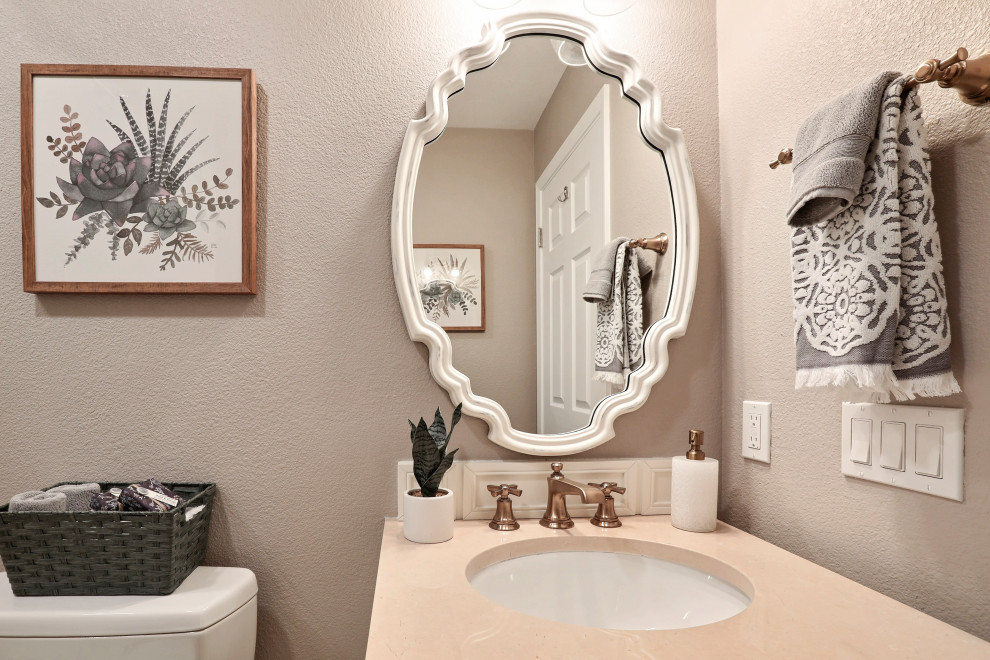 Exempel på ett litet lantligt beige beige badrum, med luckor med lamellpanel, vita skåp, vit kakel, keramikplattor, marmorgolv, ett undermonterad handfat och marmorbänkskiva