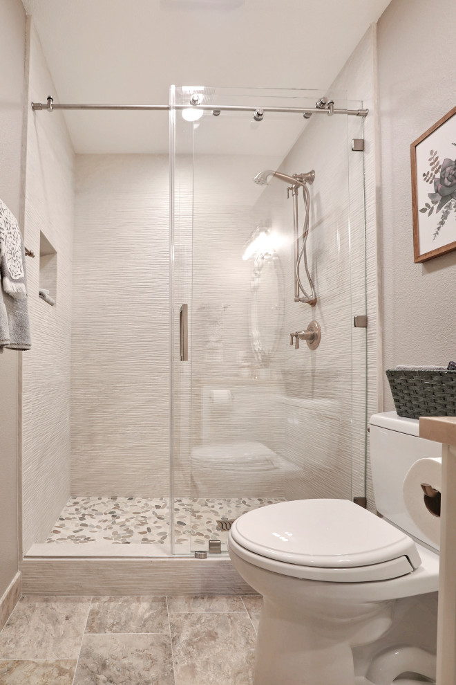 Idéer för små lantliga beige badrum, med luckor med lamellpanel, vita skåp, vit kakel, keramikplattor, marmorgolv, ett undermonterad handfat och marmorbänkskiva