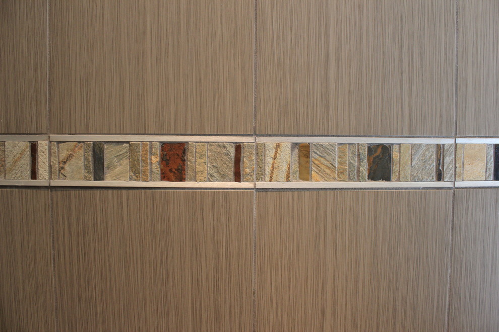Modern inredning av ett stort en-suite badrum, med luckor med infälld panel, skåp i mellenmörkt trä, ett hörnbadkar, en hörndusch, grå kakel, porslinskakel, beige väggar, ett undermonterad handfat och bänkskiva i akrylsten