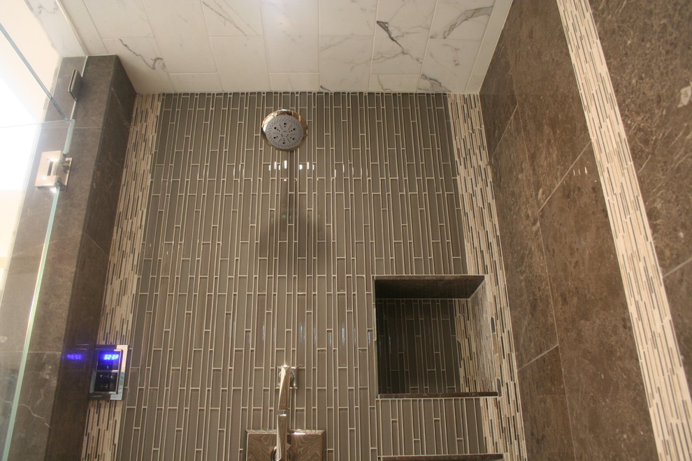 Aménagement d'une grande salle de bain principale classique avec un carrelage gris, des carreaux en allumettes, un mur marron et une douche double.