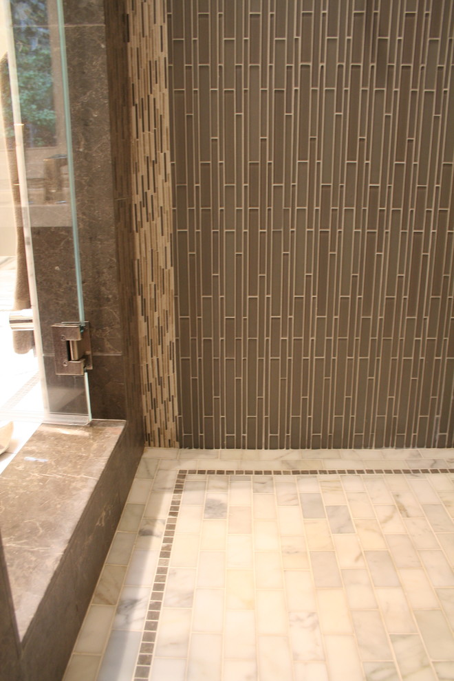 Esempio di una grande stanza da bagno padronale chic con doccia doppia, piastrelle grigie, piastrelle a listelli, pareti marroni e pavimento in marmo