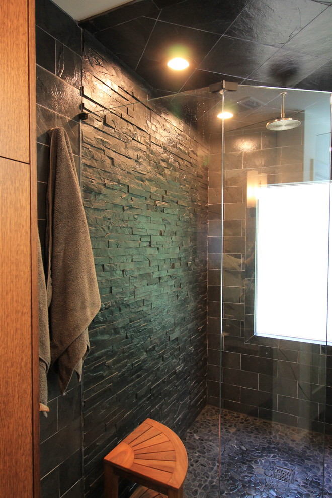 Esempio di una stanza da bagno padronale contemporanea di medie dimensioni con ante lisce, ante in legno scuro, doccia ad angolo, piastrelle nere, piastrelle in pietra, pareti beige, pavimento in ardesia, lavabo sottopiano e top in granito