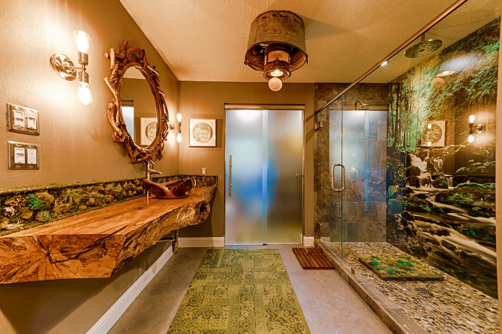 Idee per una stanza da bagno rustica con pareti marroni, top in legno e porta doccia a battente