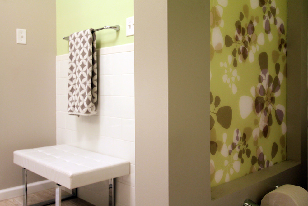 Idées déco pour une grande douche en alcôve classique avec un placard à porte shaker, des portes de placard blanches, un plan de toilette en marbre, une baignoire posée, un carrelage multicolore, un lavabo encastré, un mur vert et un sol en carrelage de céramique.