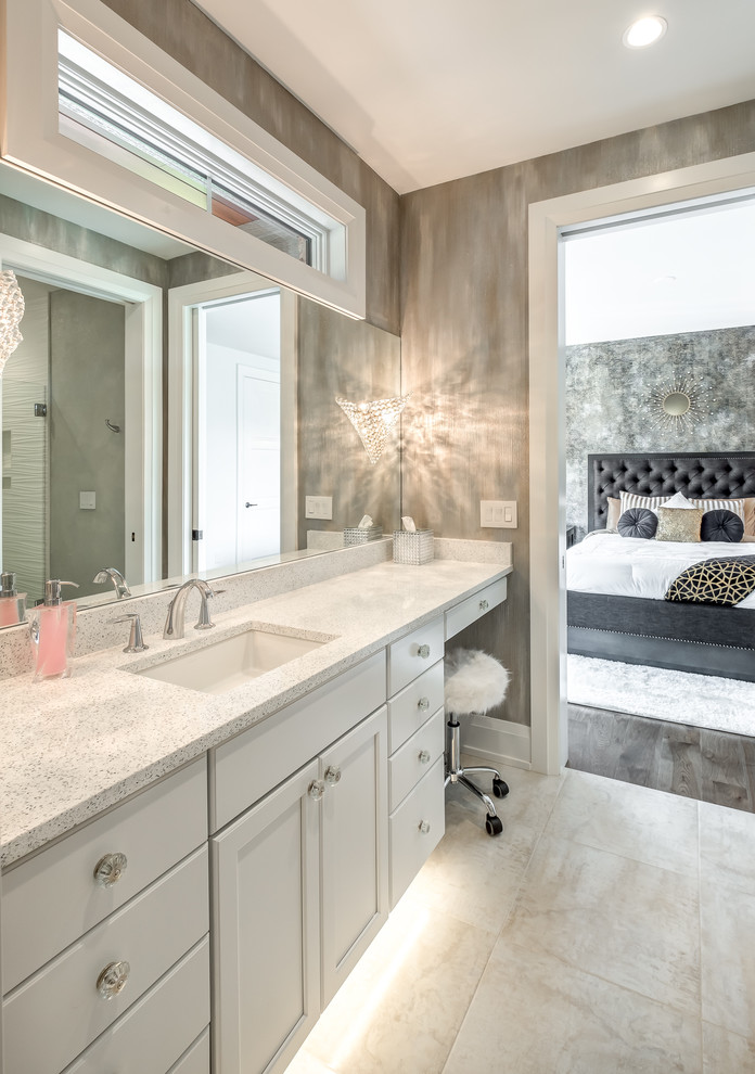 Klassisches Badezimmer mit weißen Schränken, grauer Wandfarbe, Unterbauwaschbecken, weißem Boden und weißer Waschtischplatte in Sonstige