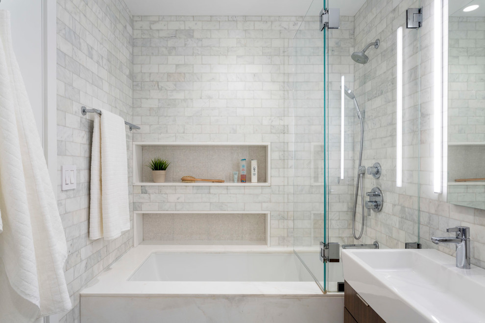 Пример оригинального дизайна: ванная комната в современном стиле с плоскими фасадами, темными деревянными фасадами, ванной в нише, душем над ванной, белой плиткой, плиткой кабанчик, белыми стенами, консольной раковиной и открытым душем