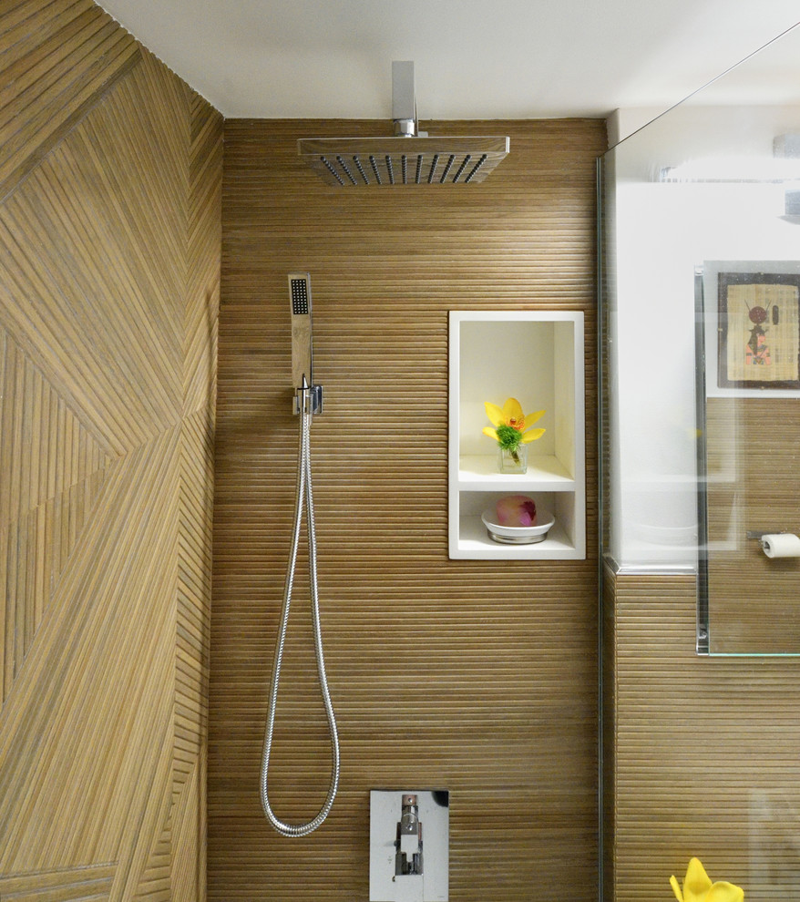 Mittelgroßes Modernes Duschbad mit schwarzen Schränken, Badewanne in Nische, Duschbadewanne, Wandtoilette mit Spülkasten, Aufsatzwaschbecken und Falttür-Duschabtrennung in New York