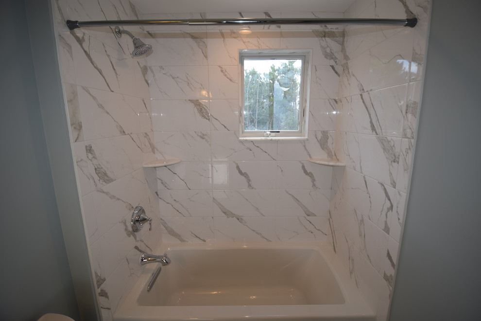 Стильный дизайн: ванная комната среднего размера в морском стиле с фасадами с утопленной филенкой, белыми фасадами, ванной в нише, душем в нише, раздельным унитазом, серой плиткой, белой плиткой, мраморной плиткой, серыми стенами, мраморным полом, душевой кабиной, врезной раковиной, стеклянной столешницей, белым полом и шторкой для ванной - последний тренд