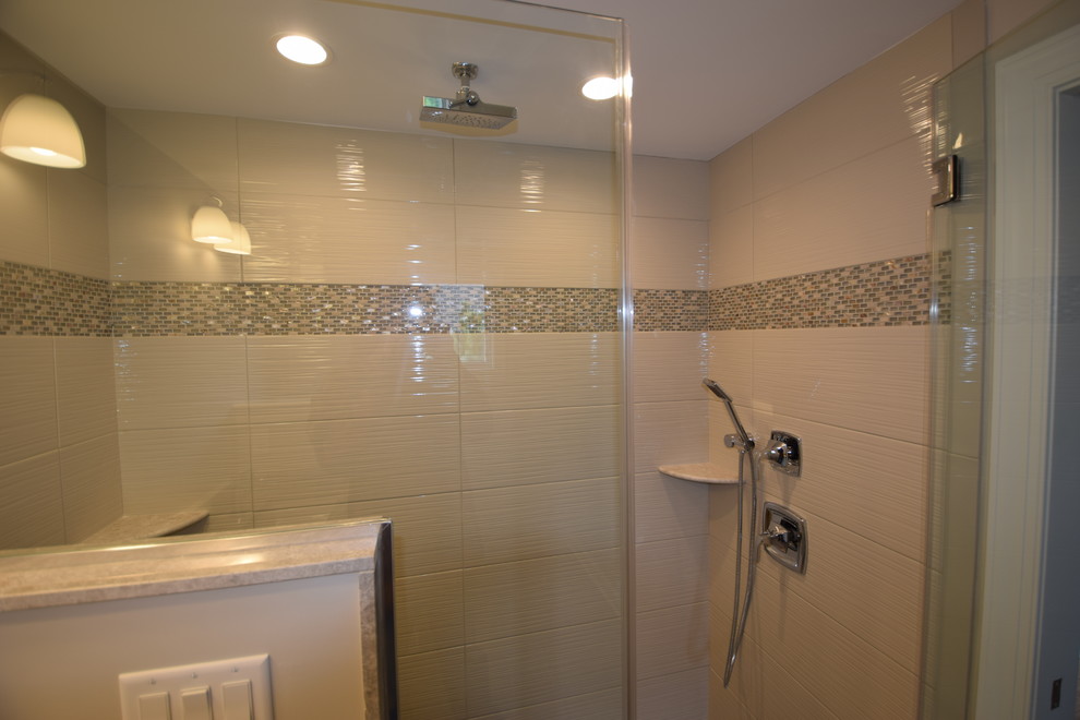Inspiration för ett stort maritimt en-suite badrum, med luckor med infälld panel, vita skåp, en dusch i en alkov, beige kakel, porslinskakel, grå väggar, brunt golv och dusch med gångjärnsdörr