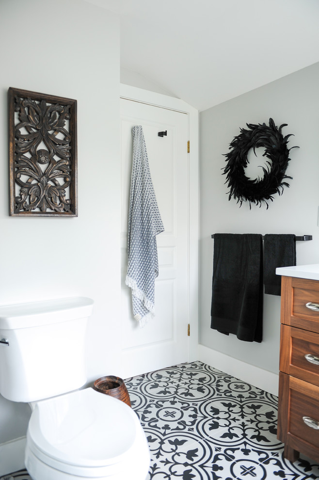 Идея дизайна: ванная комната в стиле неоклассика (современная классика) с фасадами в стиле шейкер, фасадами цвета дерева среднего тона, раздельным унитазом, синими стенами, полом из керамической плитки, душевой кабиной, черным полом и белой столешницей