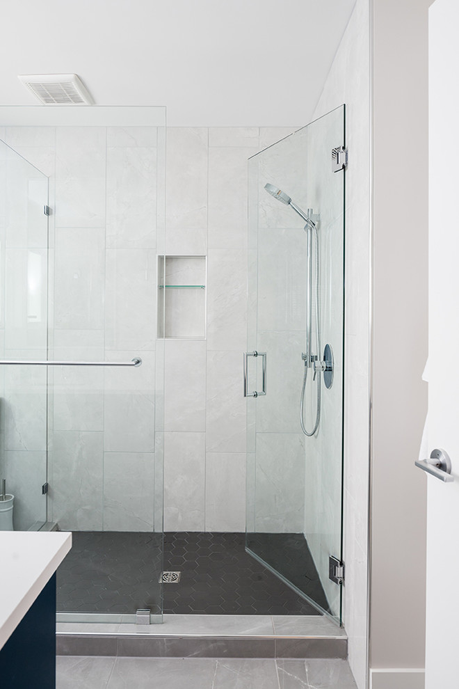 Imagen de cuarto de baño vintage, de tamaño medio, con armarios estilo shaker, puertas de armario grises, bañera empotrada, ducha empotrada, sanitario de una pieza, baldosas y/o azulejos blancos, paredes blancas, lavabo bajoencimera, suelo blanco, ducha con puerta con bisagras y encimeras blancas