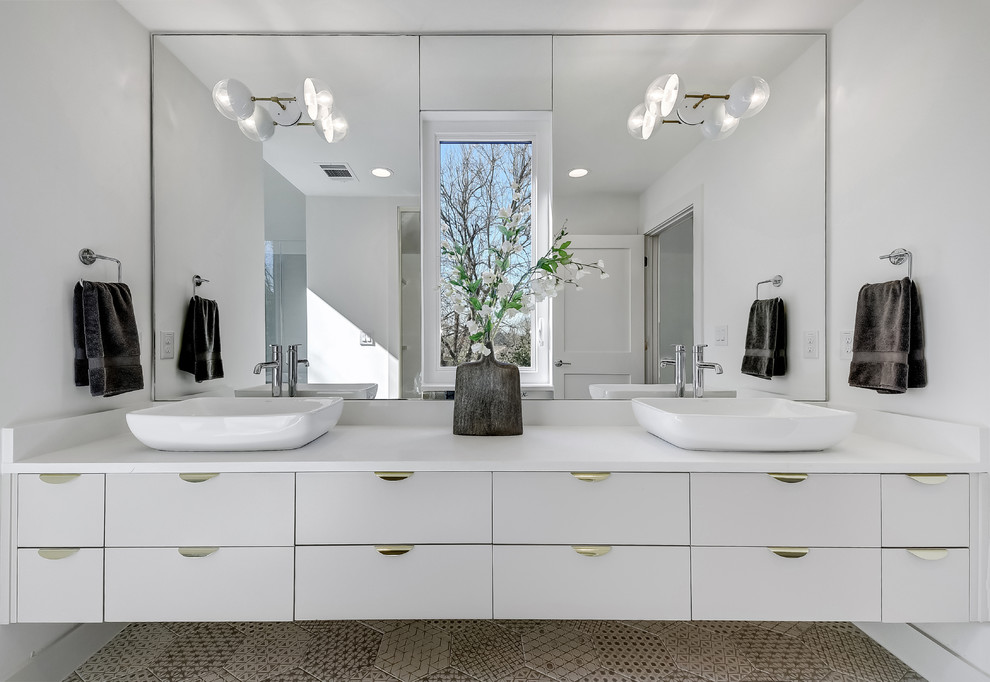 Idee per una stanza da bagno minimal con ante lisce, ante grigie, piastrelle beige, pareti bianche, lavabo a bacinella e pavimento beige