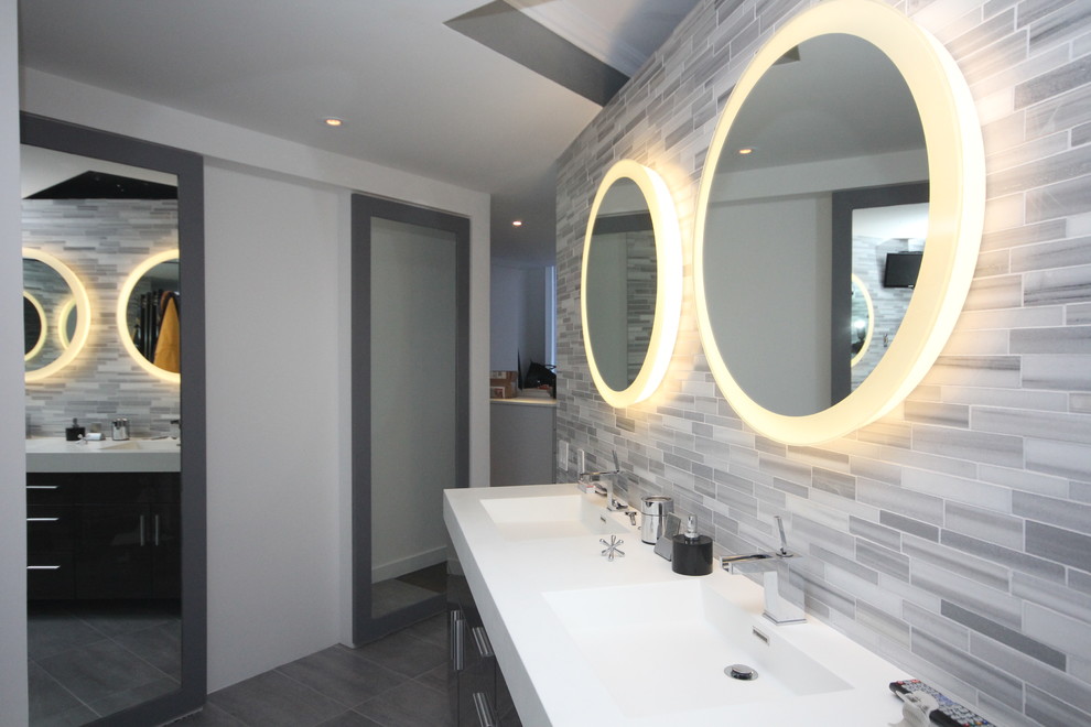 Exempel på ett stort modernt en-suite badrum, med släta luckor, svarta skåp, grå kakel, mosaik, vita väggar, ett integrerad handfat, bänkskiva i kvarts, klinkergolv i porslin och grått golv