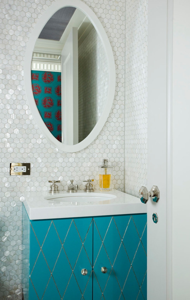 Klassisches Badezimmer mit flächenbündigen Schrankfronten, blauen Schränken, weißer Wandfarbe und Unterbauwaschbecken in New York