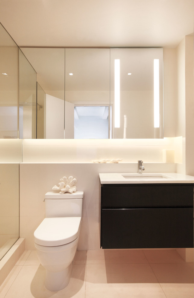Ispirazione per una piccola stanza da bagno padronale minimalista con lavabo sottopiano, doccia alcova, piastrelle bianche, piastrelle diamantate, pareti bianche e pavimento in pietra calcarea