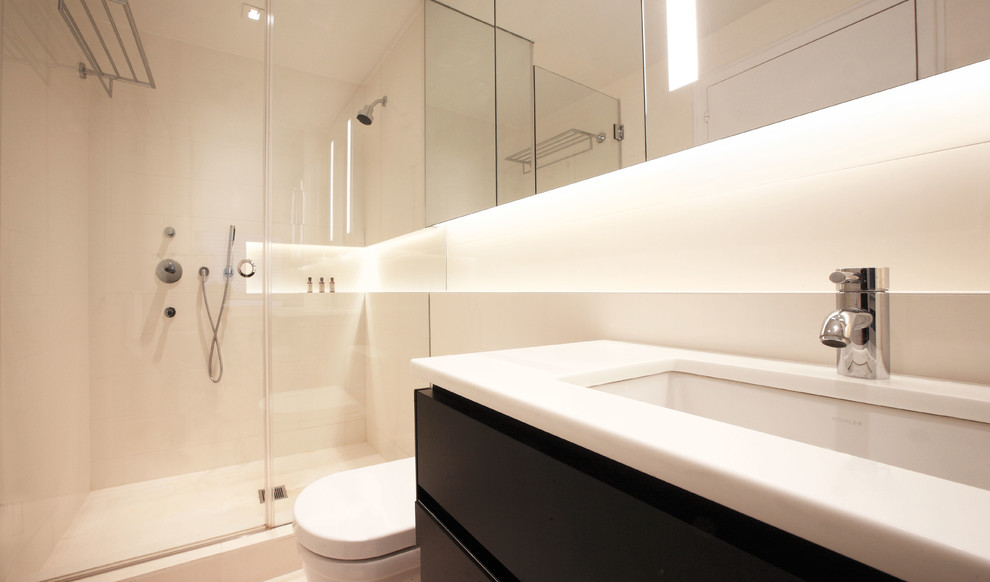 Inspiration för små moderna en-suite badrum, med ett undermonterad handfat, en dusch i en alkov, vit kakel, tunnelbanekakel, vita väggar och kalkstensgolv
