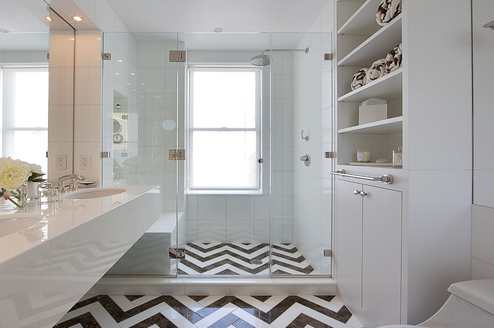 Idéer för ett klassiskt badrum, med vit kakel, vita väggar och mosaikgolv